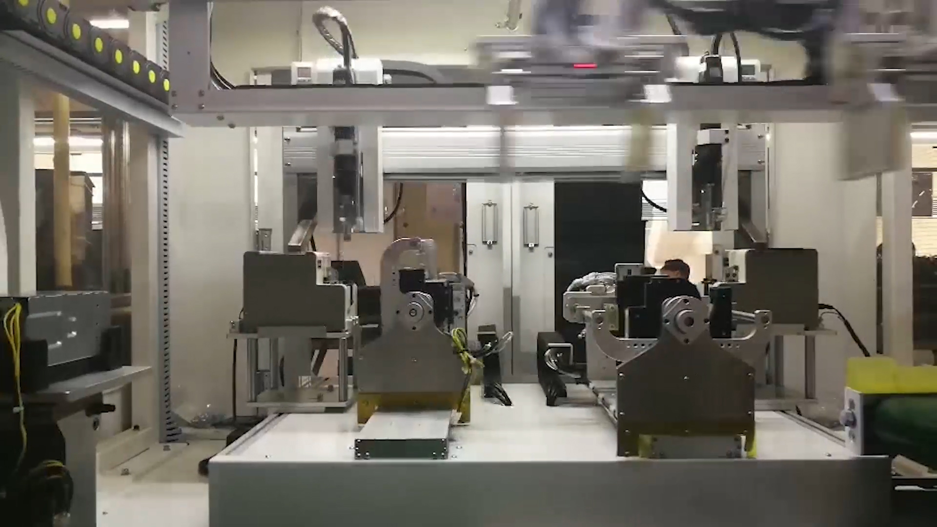 在線式自動鎖螺絲機(jī).jpg 在線式自動鎖螺絲機(jī).jpg